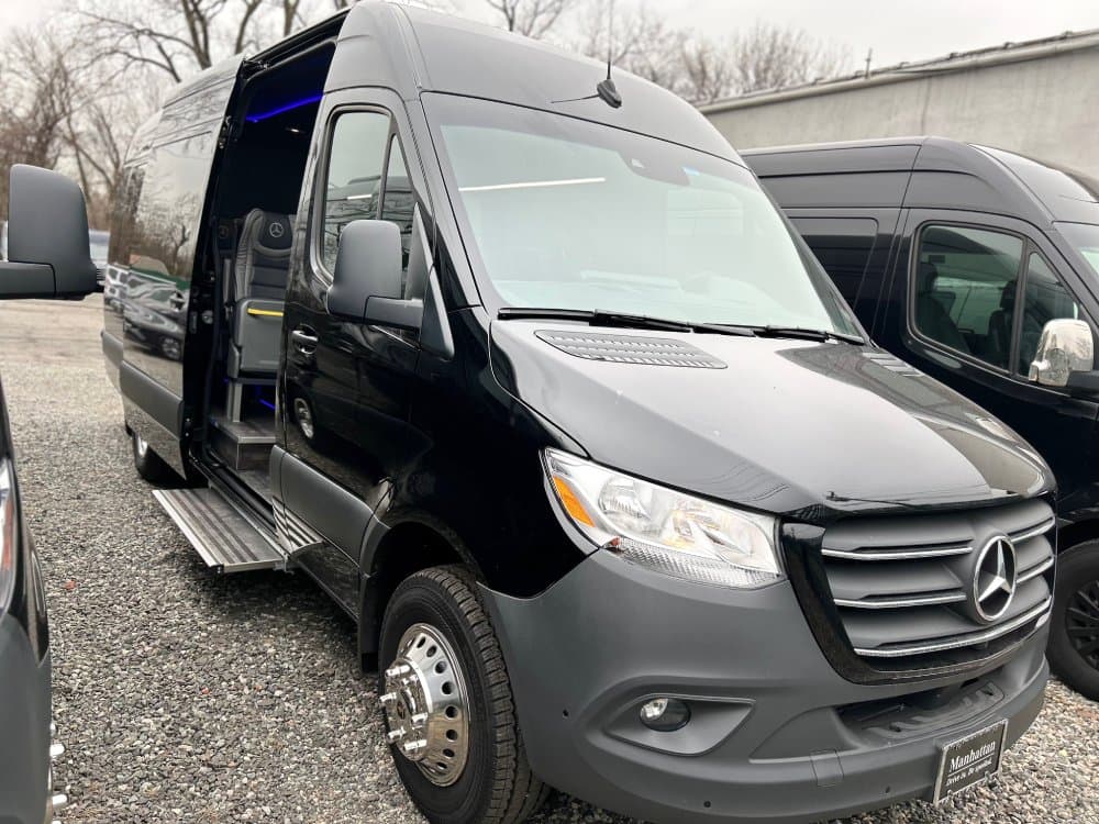 Deluxe Travel Bus 7